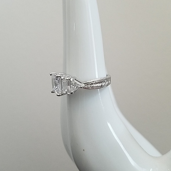 Sterling Silver and 6 Stone Ring - Picture 3 of 7